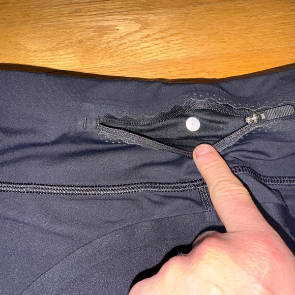 Lululemon On Track Tight- Rare- bonded details- size 4 - Picture 8 of 13